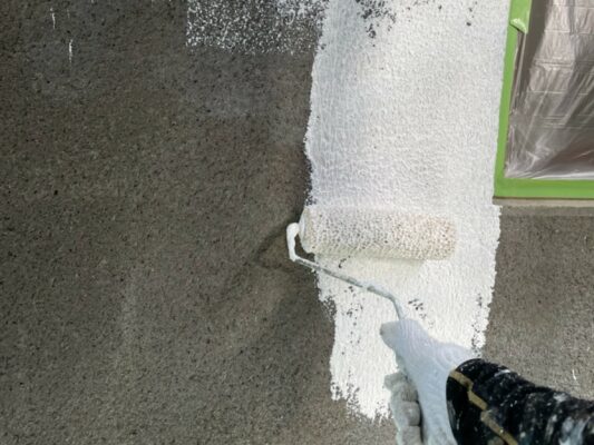 和歌山市密着の外壁塗装・屋根塗装専門店エースペイントの外壁の塗装　下塗り塗装　下塗り２回目