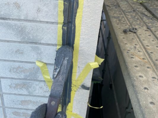 和歌山市密着の外壁塗装・屋根塗装専門店エースペイントの外壁の塗装　目地　プライマー塗布