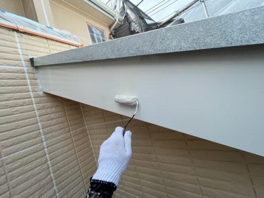和歌山市密着の外壁塗装・屋根塗装専門店エースペイントの付帯部の塗装　破風　中塗り塗装　上塗り1回目