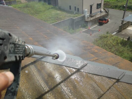 和歌山市密着の外壁塗装・屋根塗装専門店エースペイントの屋根の塗装　屋根板金　高圧洗浄