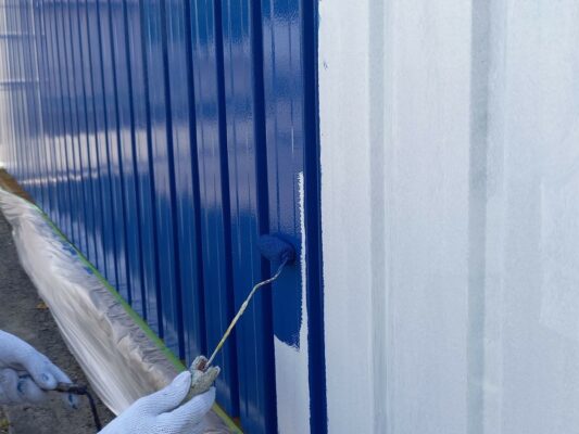 和歌山市密着の外壁塗装・屋根塗装専門店エースペイントの塀の塗装　鉄部　中塗り塗装　上塗り1回目