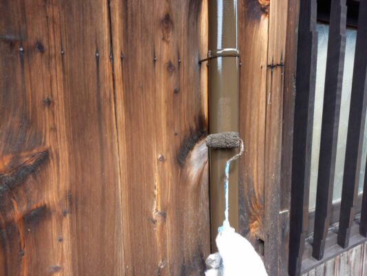 和歌山市密着の外壁塗装屋根塗装専門店のエースペイントの外壁塗装と付帯部塗装　付帯部　竪樋　上塗り