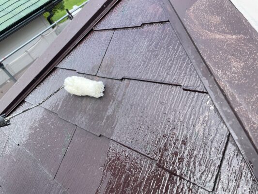 和歌山市密着の外壁塗装　屋根塗装　専門店のエースペイントの屋根塗装　コーキング工事　ひび割れ補修　屋根　下塗り　下塗り1回目