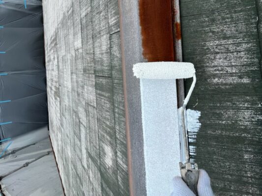 和歌山市密着の外壁塗装　屋根塗装　専門店のエースペイントの外壁塗装　屋根塗装　付帯部塗装　コーキング工事　屋根　下塗り1回目　下塗り　屋根板金　板金