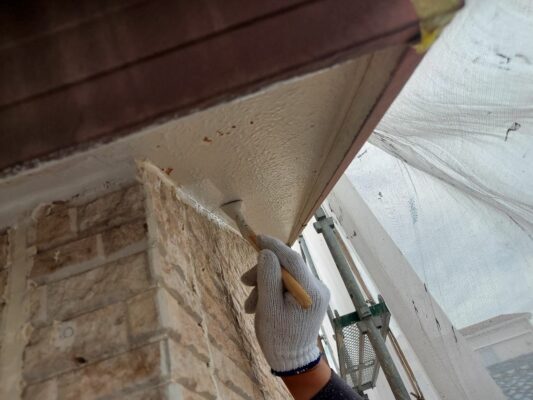 和歌山市密着の外壁塗装　屋根塗装　専門店のエースペイントの外壁塗装　屋根塗装　付帯部塗装　コーキング工事　軒天　上塗り1回目　中塗り