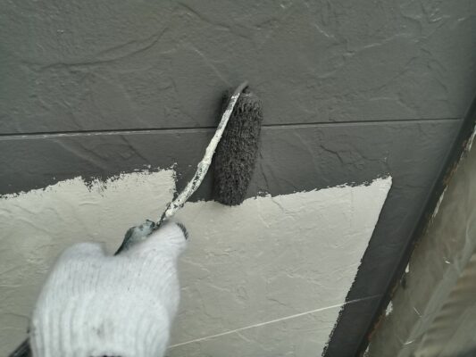 和歌山市密着の外壁塗装　屋根塗装　専門店エースペイントの　屋根塗装　外壁塗装　付帯部塗装　コーキング工事　外壁　上塗り1回目　中塗り