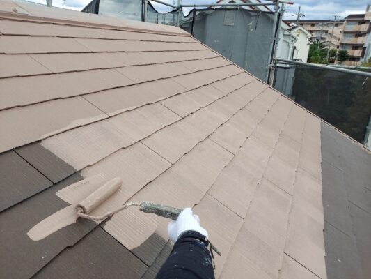 和歌山市密着の外壁塗装　屋根塗装　専門店エースペイントの　外壁塗装　屋根塗装　ベランダ塗装　付帯部塗装　コーキング工事　屋根　上塗り　上塗り1回目　中塗り