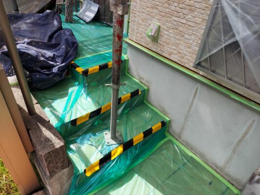和歌山市密着の外壁塗装　屋根塗装　専門店のエースペイントの外壁塗装　屋根塗装　ベランダ塗装　付帯部塗装　コーキング工事　養生　トラテープ　ノンスリップ加工