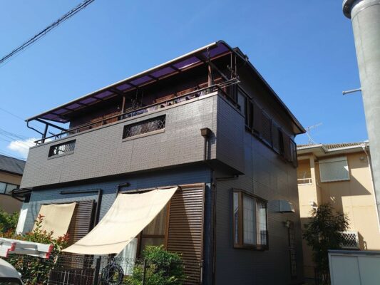 【和歌山市】　K様邸<br>『ニンバスの外壁とダークチョコレートダークグレーの屋根で品のある立派で素敵な仕上がりに…✧₊°』