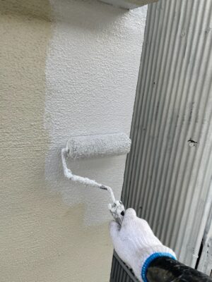 和歌山市密着の外壁塗装屋根塗装■【和歌山市】　T様邸　外壁塗装・屋根塗装・ひび割れ補修・付帯部塗装工事　外壁上塗り１回目