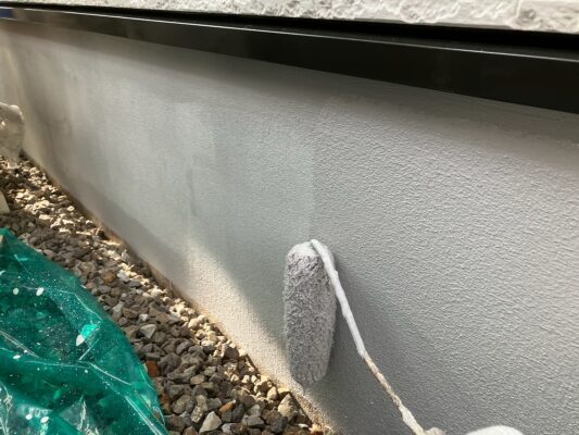 和歌山市密着の外壁塗装屋根塗装　和歌山市】　T様邸　外壁塗装・屋根塗装・付帯部塗装・コーキング工事　基礎上塗り１回目