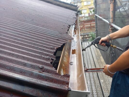 和歌山市密着の外壁塗装・屋根塗装専門店エースペイントの外壁の塗装と屋根の塗装　付帯部　軒樋　高圧洗浄