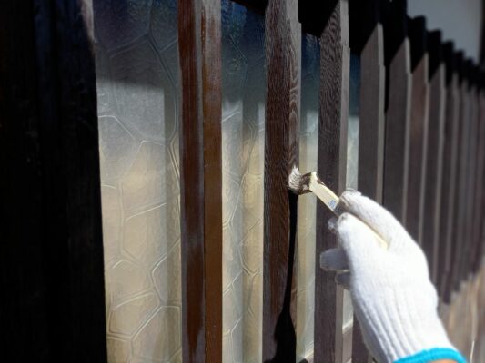 和歌山市密着の外壁塗装・屋根塗装専門店エースペイントの木格子の塗装　上塗り塗装　上塗り2回目