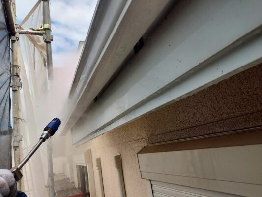 和歌山市密着の外壁塗装・屋根塗装専門店エースペイントの付帯部の塗装　軒樋　高圧洗浄