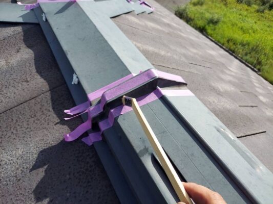和歌山市密着の外壁塗装・屋根塗装専門店エースペイントの屋根の塗装　屋根板金　継ぎ目　プライマー塗布