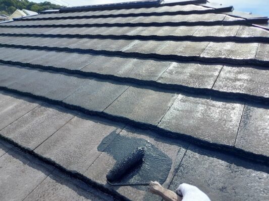 和歌山市密着の外壁塗装・屋根塗装専門店エースペイントの屋根の塗装　中塗り塗装　上塗り１回目