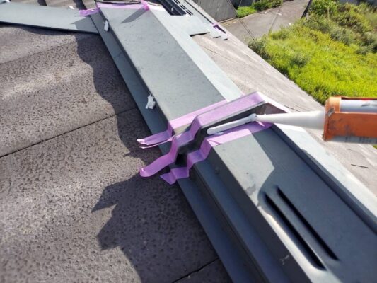 和歌山市密着の外壁塗装・屋根塗装専門店エースペイントの屋根の塗装　屋根板金　継ぎ目　コーキング打設