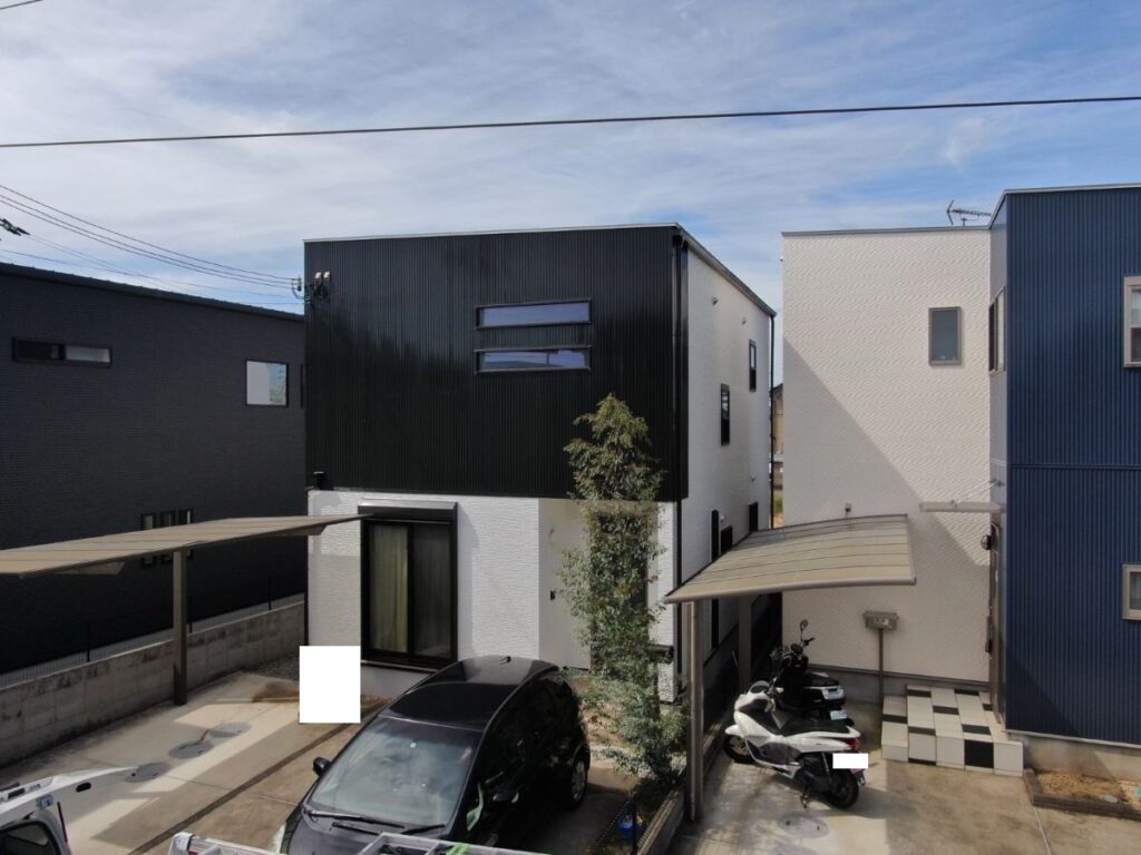 【和歌山市】　Ｔ様邸<br>『パールホワイトの外壁とアクセントにダークグリーンの屋根で品のあるシックで素敵な仕上がりに…✧₊°』2
