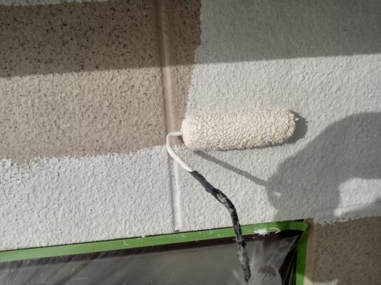 和歌山市地域密着の外壁塗装屋根塗装専門店のエースペイント　■【和歌山市】　K様邸　外壁塗装・付帯部塗装・コーキング工事・ひび割れ補修・欠け補修・軒樋補修工事・屋上防水　外壁　下塗り