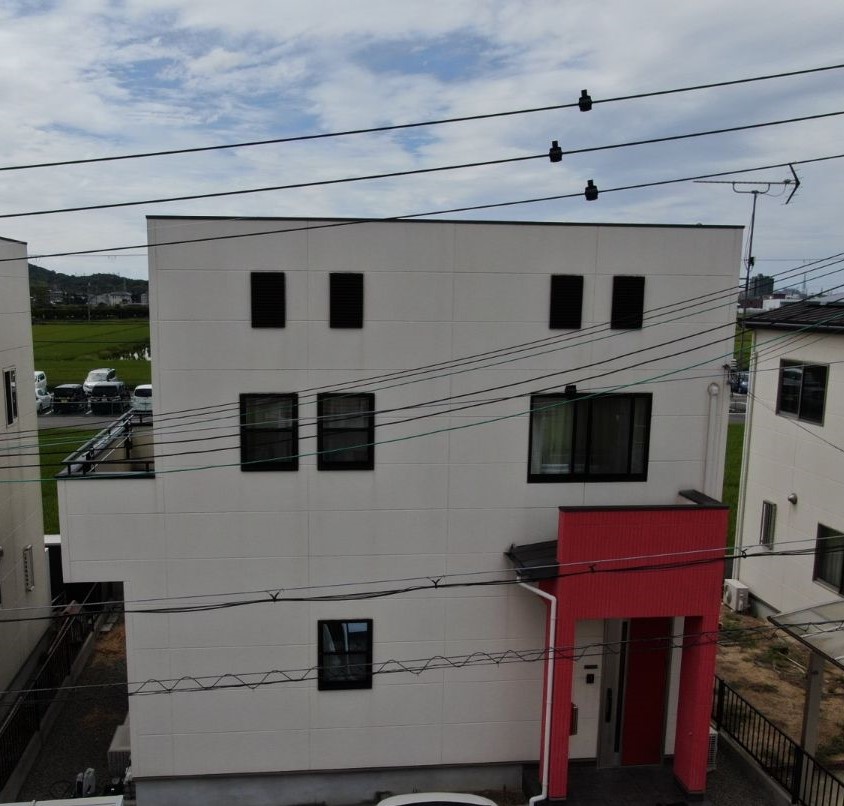 【和歌山市】　T様邸<br>『エクルグレージュの外壁にローズピンクのアクセントをつけブラックの屋根で可愛らしく、メリハリもある素敵な仕上がりに…✧₊°』1