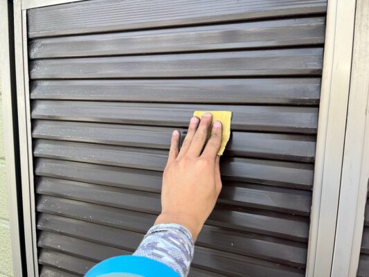和歌山市密着の外壁塗装・屋根塗装専門店エースペイントの付帯部の塗装　雨戸　ケレン