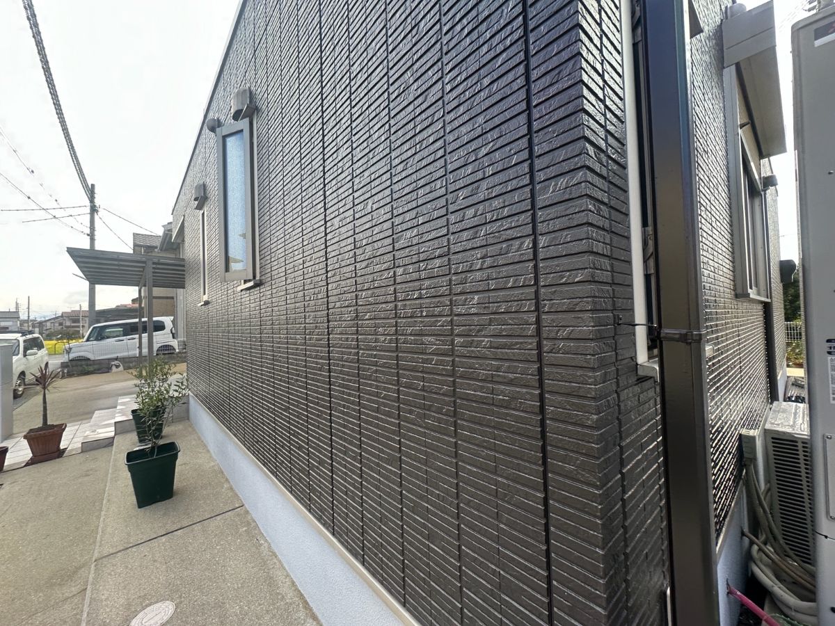 【和歌山市】　A様邸<br>『レグフォーングレージュの外壁にダークグレージュのアクセント、屋根をエコディープグレーで新築の様なモダンで素敵な仕上がりに…✧₊°』6