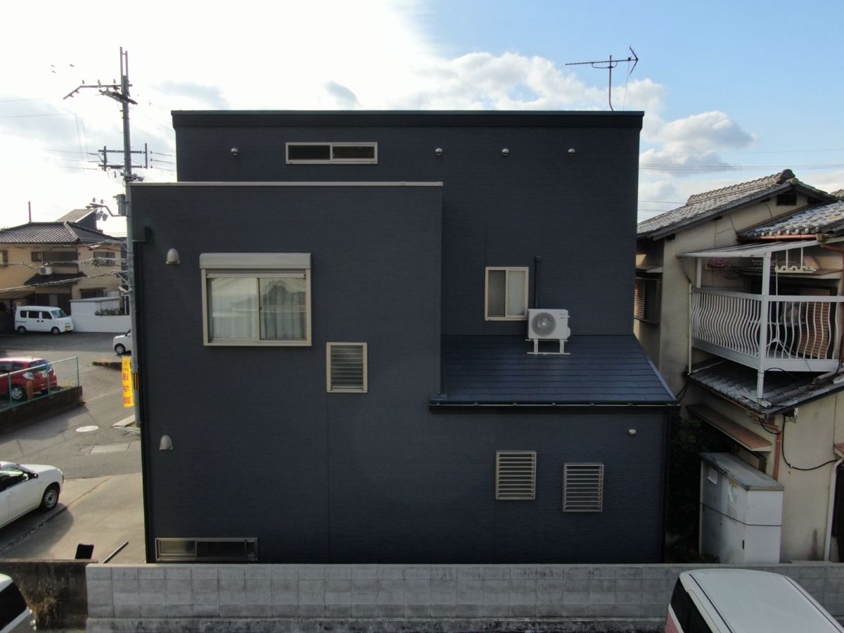 【和歌山市】　M様邸<br>『ダークグレーの外壁にブラックのアクセントを入れてダークグレーの屋根でまるで新築の様なモダンで素敵な仕上がりに…✧₊°』4