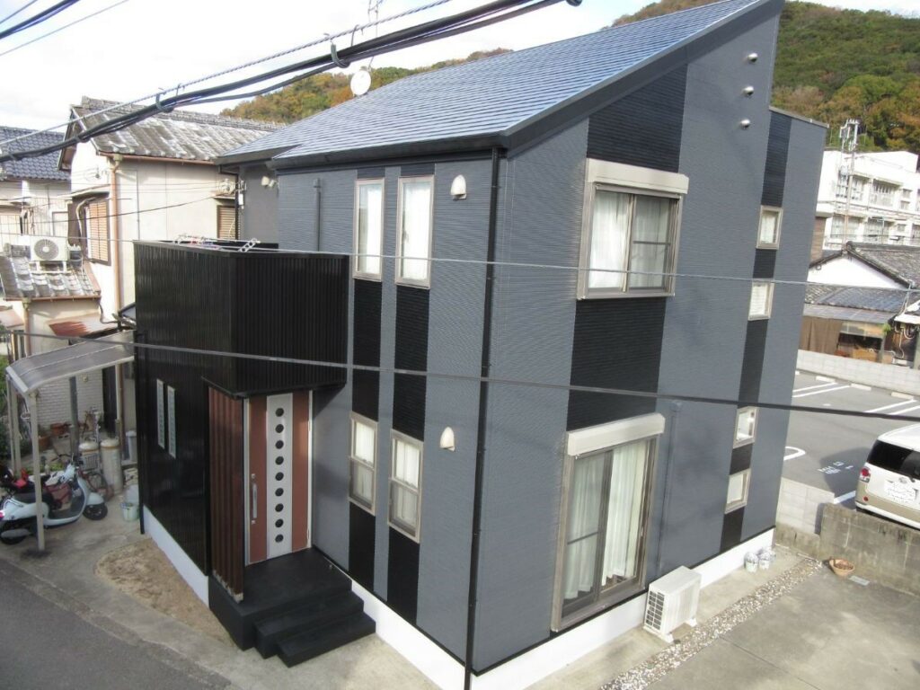 【和歌山市】　M様邸<br>『ダークグレーの外壁にブラックのアクセントを入れてダークグレーの屋根でまるで新築の様なモダンで素敵な仕上がりに…✧₊°』2