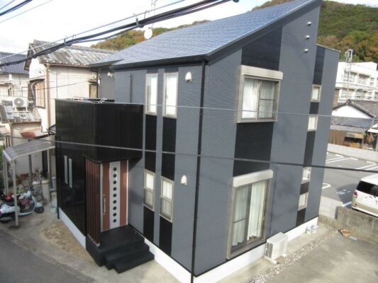 【和歌山市】　M様邸<br>『ダークグレーの外壁にブラックのアクセントを入れてダークグレーの屋根でまるで新築の様なモダンで素敵な仕上がりに…✧₊°』