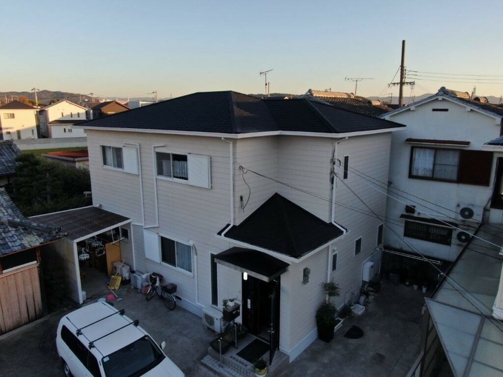 【和歌山市】　S様邸<br>『エクルグレージュの外壁にブラックの屋根でカジュアルで素敵な仕上がりに…✧₊°』2