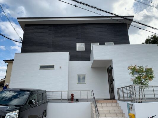 【和歌山市】　T様邸<br>『ダークグレージュの外壁にパールホワイトのアクセントで新築の様な素敵な仕上がりに…✧₊°』