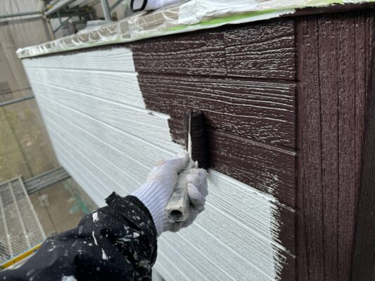 和歌山市密着の外壁塗装屋根塗装専門店のエースペイントの外壁塗装と屋根塗装　和歌山市　外壁塗装　上塗り1回目　上塗り　アクセント