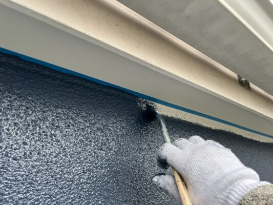和歌山市密着の外壁塗装屋根塗装専門店のエースペイントの外壁塗装屋根塗装　岸和田市　外壁　屋根　塗装　上塗り　筆