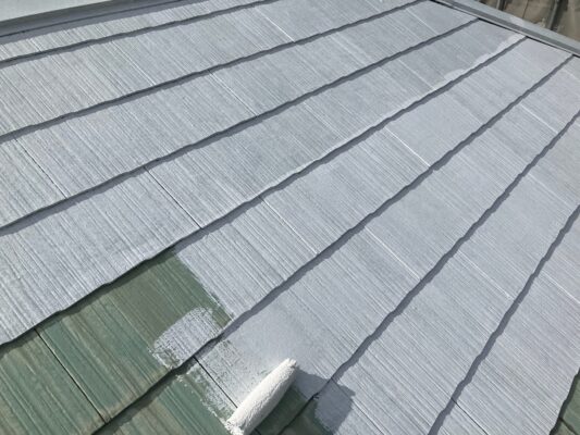 和歌山市密着の外壁塗装屋根塗装専門店のエースペイントの外壁塗装と屋根塗装　海南市　屋根　下塗り　下塗り1回目　屋根塗装
