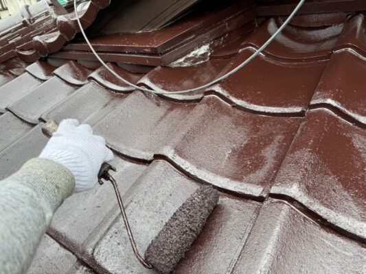 和歌山市密着の外壁塗装屋根塗装専門店のエースペイントの外壁塗装と屋根塗装　屋根　屋根塗装　上塗り　上塗り2回目