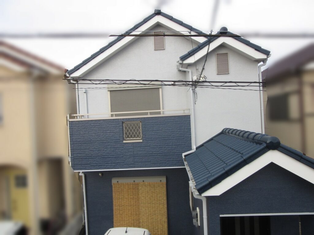 【大阪府】　H様邸<br>『シルバーグレーとダークグレーの2色仕上げですっきりとした仕上がりに、ネイビーブルーの屋根で落ち着いた印象を添えて…✧₊°』2
