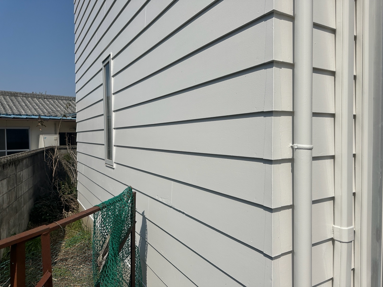 【和歌山市】　N様邸<br>『パールホワイトのワントーン仕上げの外壁とダークグレーの屋根で、シンプルながら清潔感溢れる仕上がりに…✧₊°』10