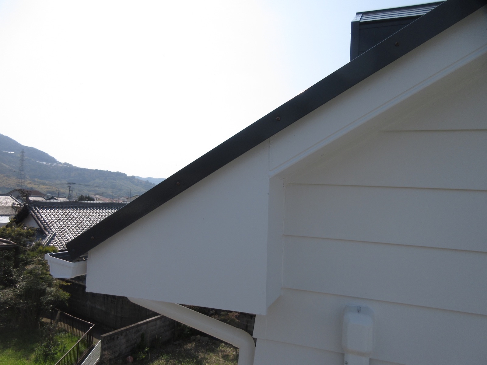 【和歌山市】　N様邸<br>『パールホワイトのワントーン仕上げの外壁とダークグレーの屋根で、シンプルながら清潔感溢れる仕上がりに…✧₊°』18