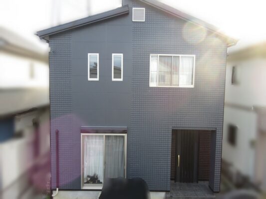 【和歌山市】　T様邸<br>『ディープグレーとディープブラウンの2色仕上げで落ち着いた仕上がりに、ブラックの屋根で洗練された印象を添えて…✧₊°』