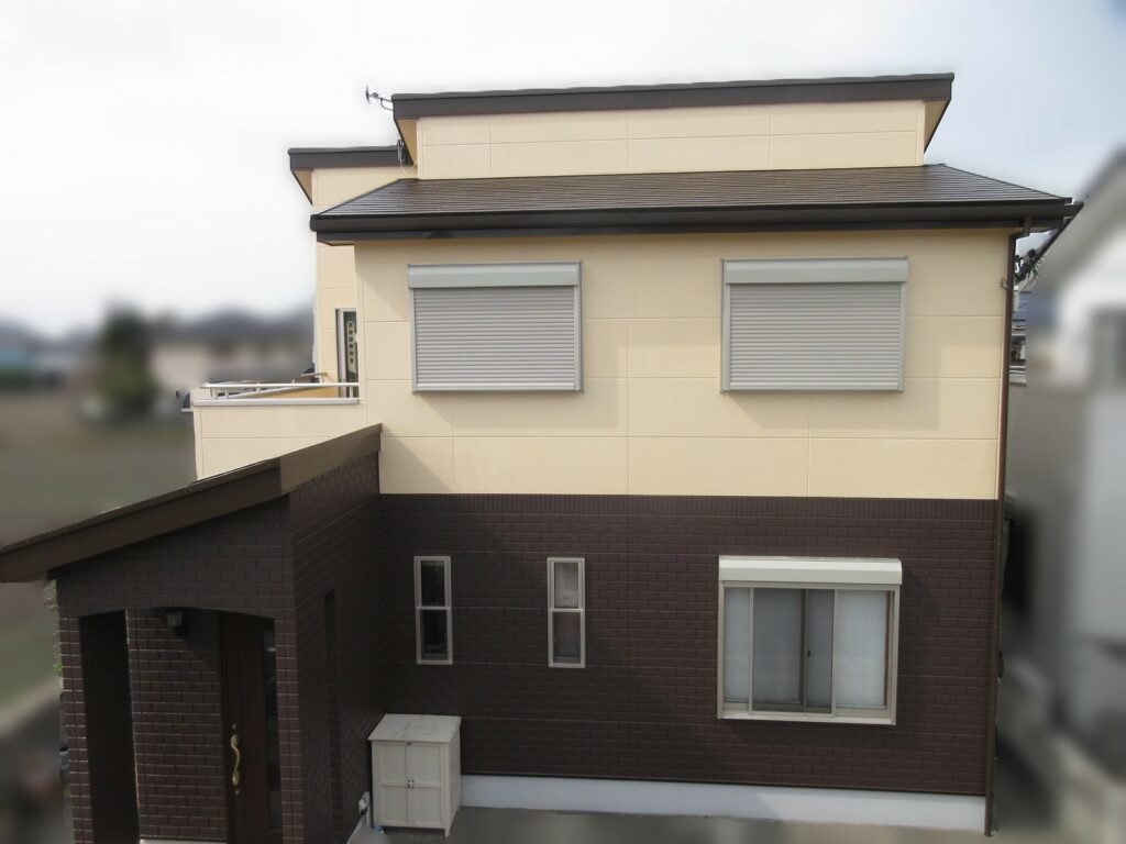 【和歌山市】　T様邸<br>『外壁はシャモアベージュとチョコレートブラウンの2色仕上げ、屋根はチャコールグレージュで温かみのある仕上がりに…✧₊°』2