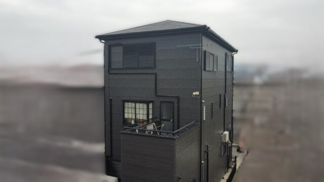 【和歌山市】M様邸<br>『チャコールベージュのワントーンの外壁とシンプルなブラックの屋根で、重厚感溢れる光り輝く仕上がりに…✧₊°』
