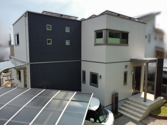 【和歌山市】N様邸<br>『エクルグレージュ・ディープグレーのツートーン仕上げの外壁とパステルピンクの屋根で、光沢感溢れる新築のような仕上がりに…✧₊°』