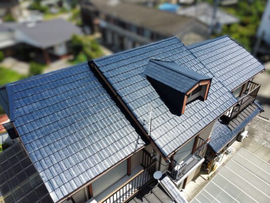 【海南市】H様邸<br>『ネイビーブルーのワントーンで統一された屋根で、光沢感溢れる都会的な仕上がりに…✧₊°』