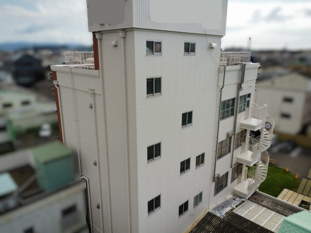 【和歌山市】Y様所有ビル<br>『レグホーングレージュのワントーン仕上げと上塗り保護のコーティング同時施工で、光沢感溢れる素敵な仕上がりに…✧₊°』2