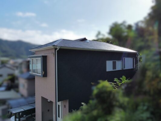 【海南市】K様邸<br>『艶が抑えられたディープグレー系とグレージュ系のツートーンの外壁とダークチョコレートの屋根で、シックでモダンな風合いの仕上がりに…✧₊°』