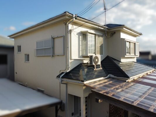 【和歌山市】K様邸<br>『ホワイト系の外壁とネイビーブルー系の屋根で、シンプルながら目を引く素敵な仕上がりに…✧₊°』