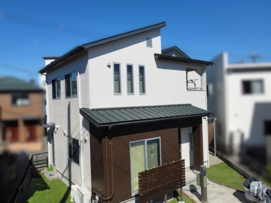 【和歌山市】K様邸<br>『ブラウン系とホワイト系の2色で統一されたツートーンの外壁で、周囲とマッチした仕上がりに…✧₊°』