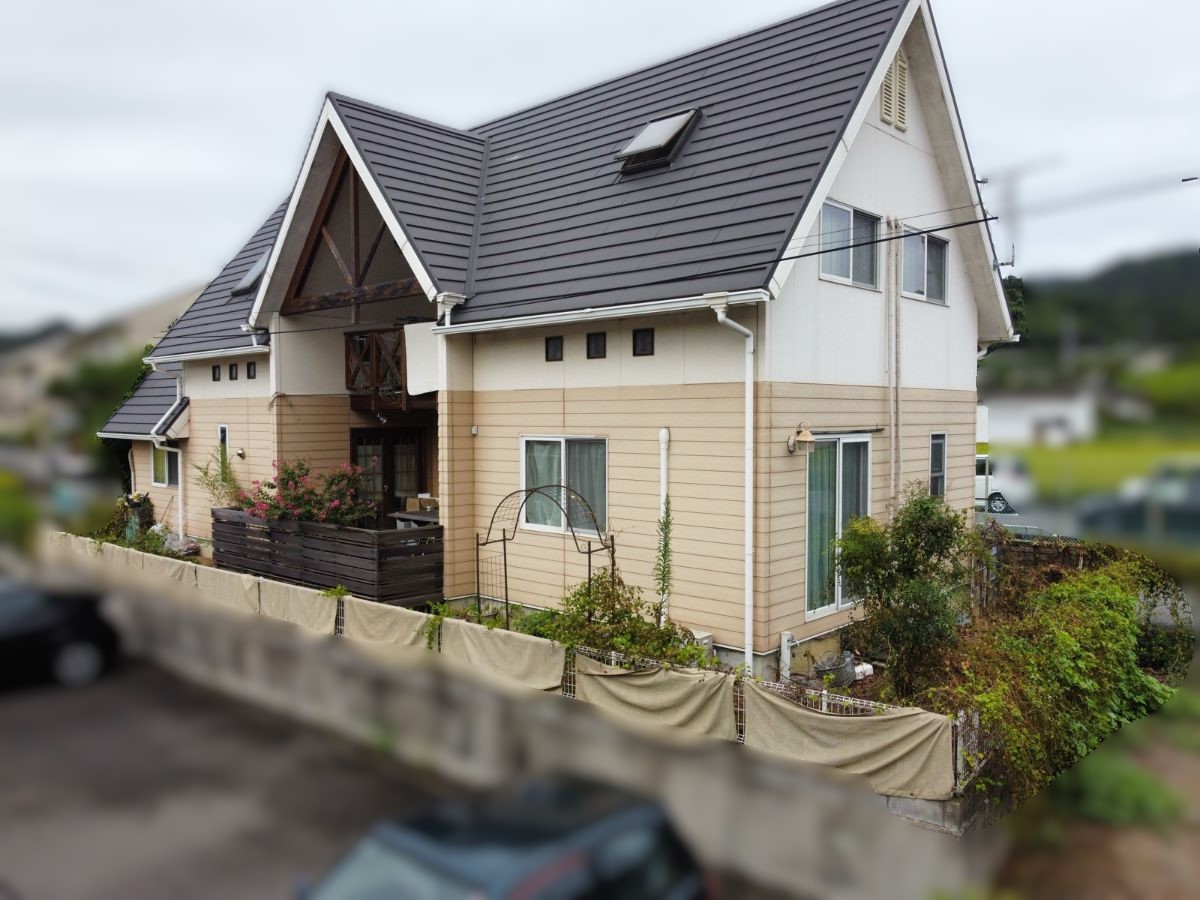 【和歌山市】M様邸<br>『グレージュ系とライトイエロー系の2色で統一された外壁が、艶が控えめとなることで明るい印象を与えつつ落ち着いた風合いの仕上がりに…✧₊°』1