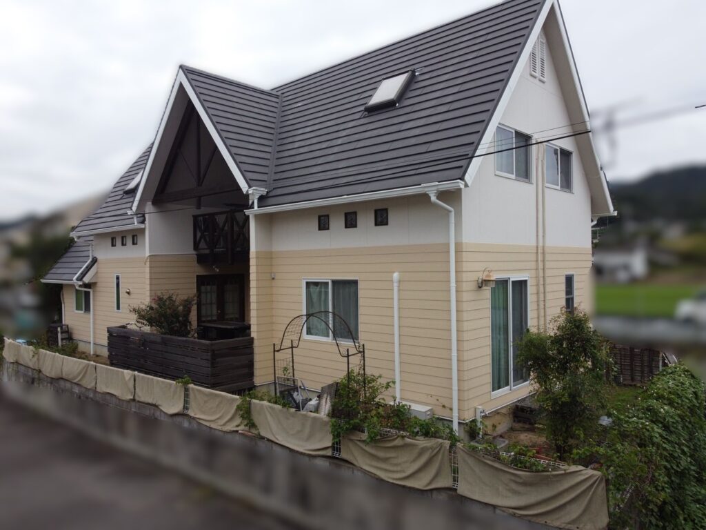 【和歌山市】M様邸<br>『グレージュ系とライトイエロー系の2色で統一された外壁が、艶が控えめとなることで明るい印象を与えつつ落ち着いた風合いの仕上がりに…✧₊°』2