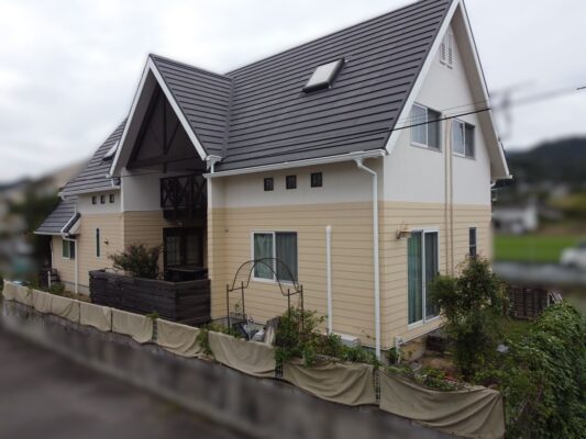 【和歌山市】M様邸<br>『グレージュ系とライトイエロー系の2色で統一された外壁が、艶が控えめとなることで明るい印象を与えつつ落ち着いた風合いの仕上がりに…✧₊°』